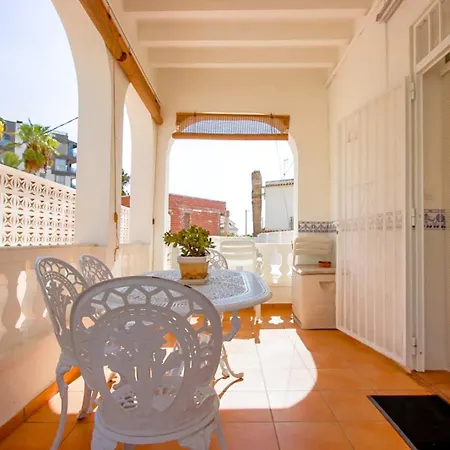 Дом отдыха Mediterranean Retreat Spacious 2 Bedroom With Patio And Sea Views