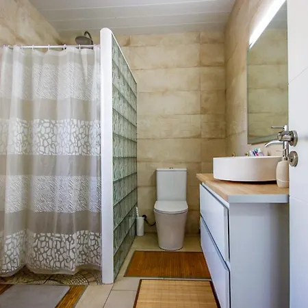 Дом отдыха Mediterranean Retreat Spacious 2 Bedroom With Patio And Sea Views