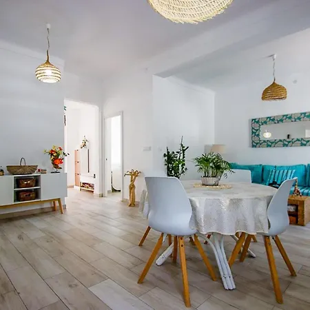 Дом отдыха Mediterranean Retreat Spacious 2 Bedroom With Patio And Sea Views